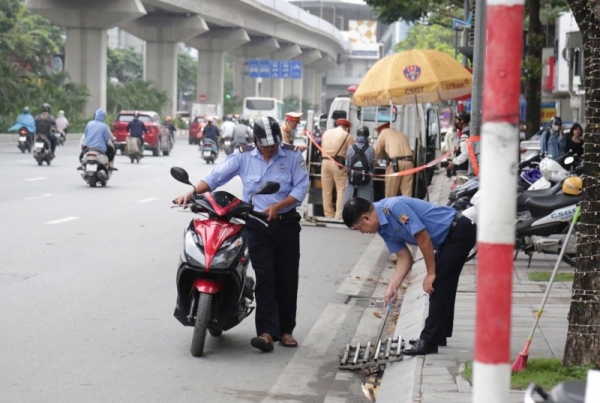 Theo Công an TP. Hà Nội, việc né tránh kiểm tra nồng độ cồn bằng phương thức dắt xe máy qua chốt có thể được coi là hành vi đối phó với lực lượng chức năng. Ảnh minh họa