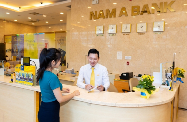 Khách hàng giao dịch tại Nam A Bank. Ảnh: Văn Vĩnh