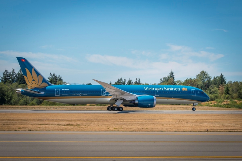  Máy bay của Vietnam Airlines chuẩn bị cất cánh. Ảnh: VNA