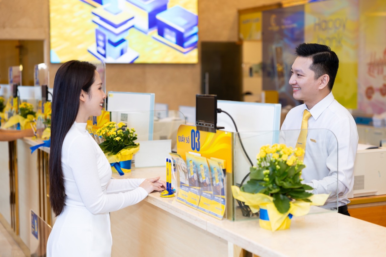 Khách hàng giao dịch tại Nam A Bank. Ảnh: Nam A Bank.