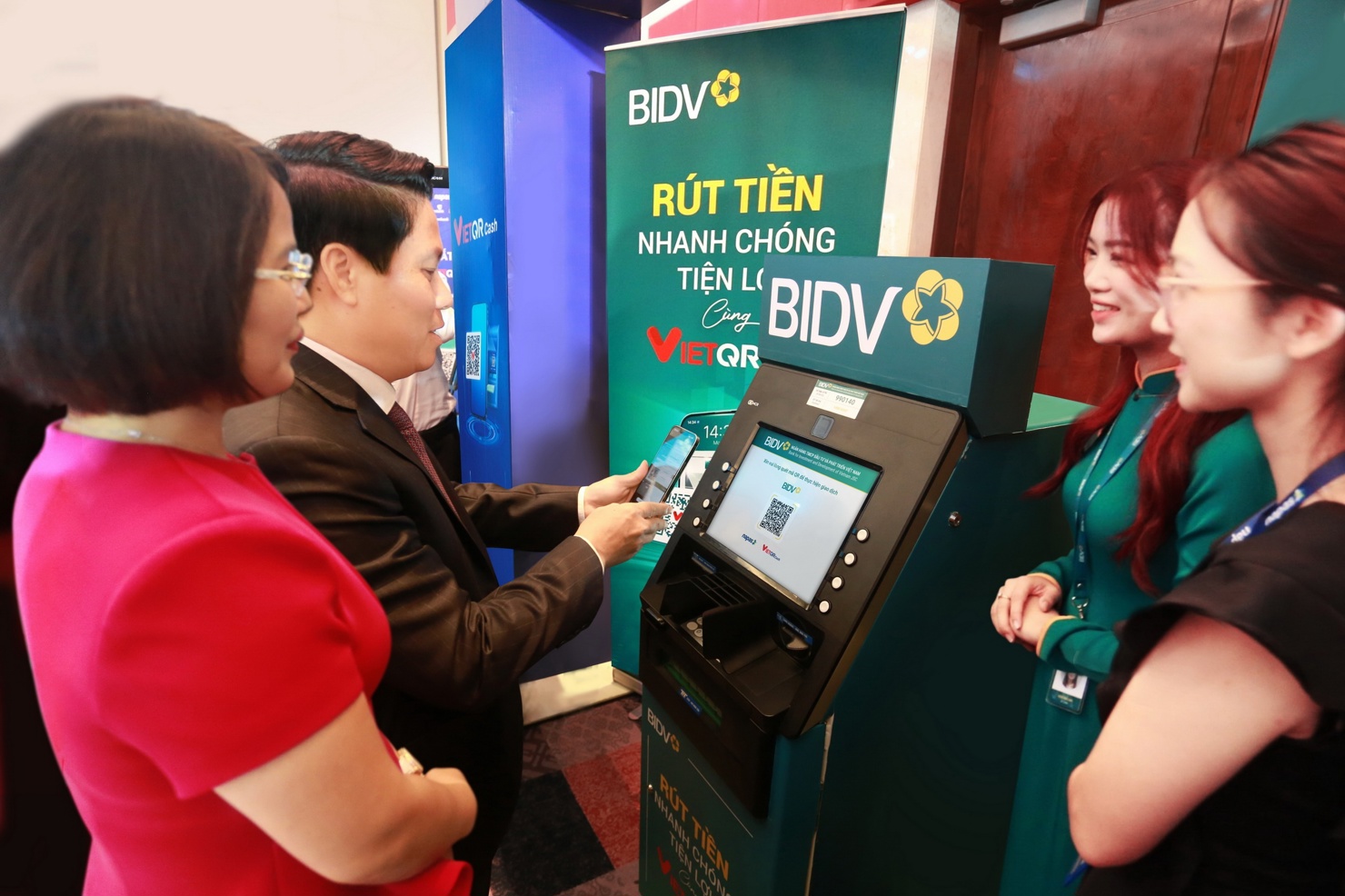 Kh&aacute;ch h&agrave;ng trải nghiệm h&igrave;nh thức thức thanh to&aacute;n qua Mobile Banking, QR Code, thanh to&aacute;n kh&ocirc;ng tiếp x&uacute;c. Ảnh: BIDV