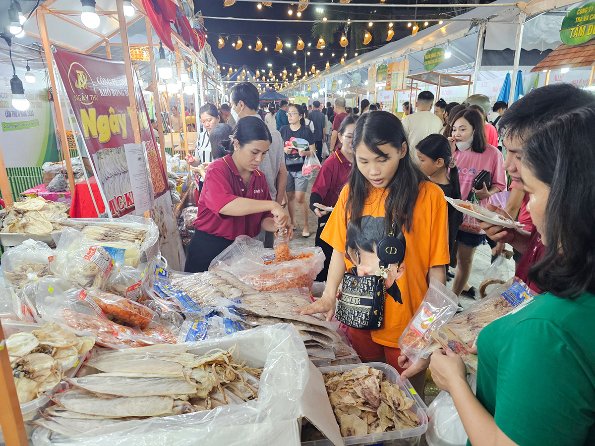 Sản phẩm thủy sản của tỉnh An Giang được nhiều người ưa chuộng. Ảnh: Ng&ocirc; Chuẩn