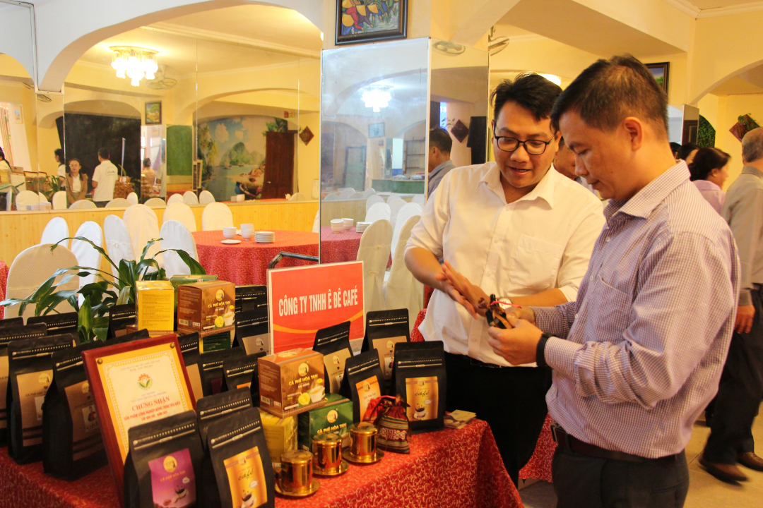 Doanh nghiệp Đắk Lắk giới thiệu sản phẩm cà phê cho đại biểu tỉnh Quảng Ngãi tại Hội thảo xúc tiến thương mại và kết nối giao thương một số sản phẩm OCOP của tỉnh Quảng Ngãi và Đắk Lắk. Ảnh: Thùy Dung