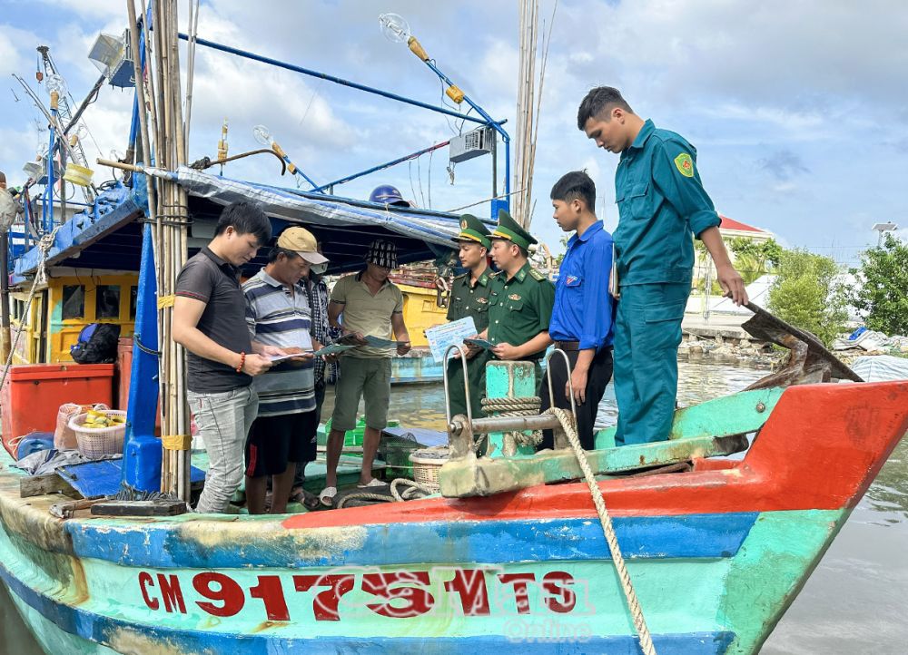 UBND thị trấn Sông Ðốc phối hợp Ðồn Biên phòng Sông Ðốc phát tờ rơi tuyên truyền pháp luật cho chủ phương tiện, tài công, ngư phủ tại Cảng cá Sông Ðốc.