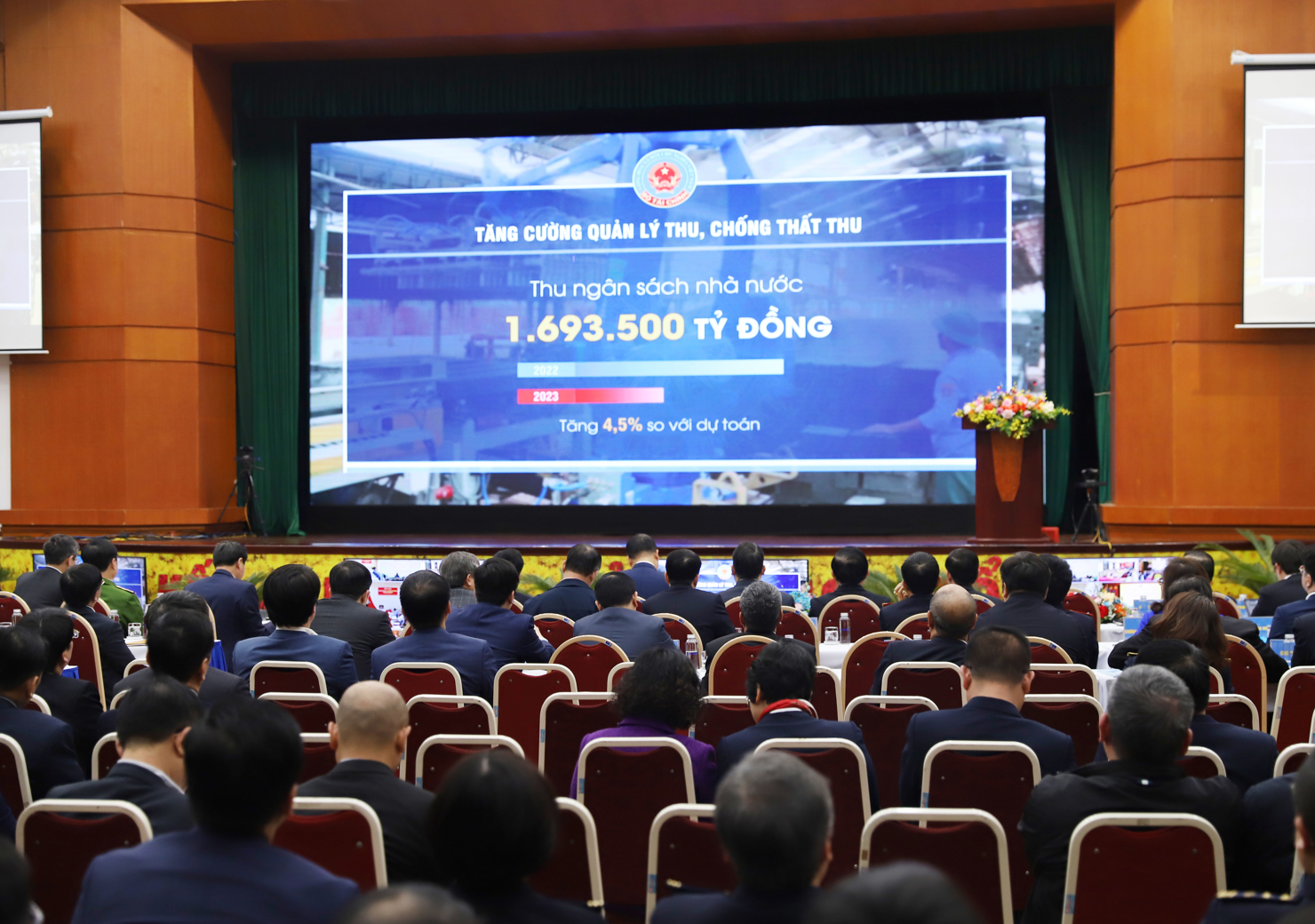 C&aacute;c đại biểu xem video B&aacute;o c&aacute;o đ&aacute;nh gi&aacute; c&ocirc;ng t&aacute;c thực hiện nhiệm vụ t&agrave;i ch&iacute;nh - NSNN năm 2023, triển khai nhiệm vụ năm 2024 tại Hội nghị.&nbsp;Ảnh: Văn Trường