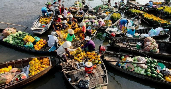 Chợ nổi Cái Bè - một trong những địa điểm nổi tiếng thu hút du khách tại Tiền Giang. Ảnh minh họa 