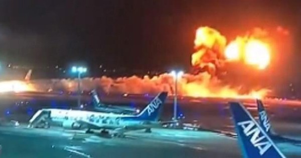 Toàn bộ 367 hành khách và 12 thành viên phi hành đoàn trên máy bay chở khách bị bốc cháy đã được sơ tán an toàn