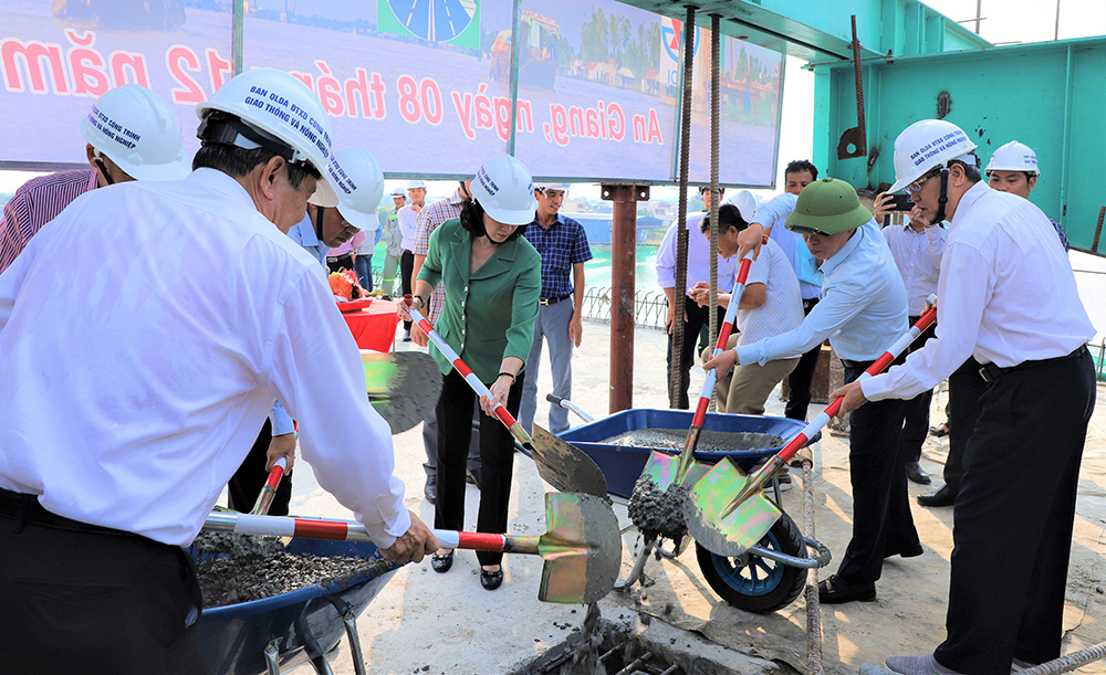 Lễ hợp long cầu Ch&acirc;u Đốc. Ảnh: Thu Thảo