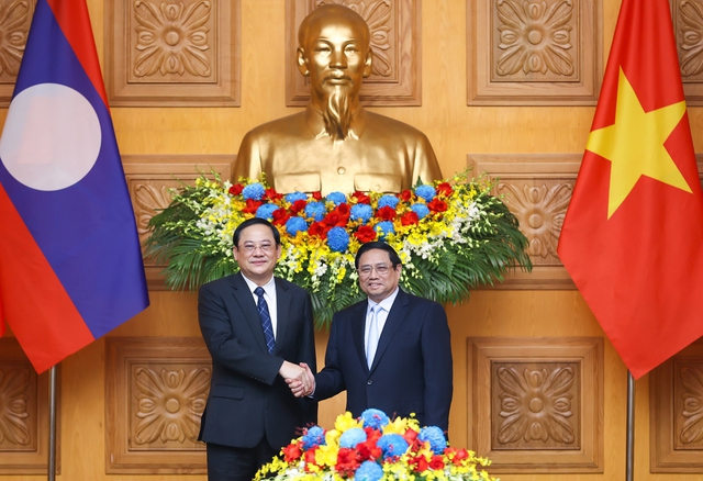 Thủ tướng Phạm Minh Ch&iacute;nh nhiệt liệt ch&agrave;o mừng Thủ tướng L&agrave;o Sonexay Siphandon lần đầu ti&ecirc;n sang thăm ch&iacute;nh thức Việt Nam tr&ecirc;n cương vị mới.
