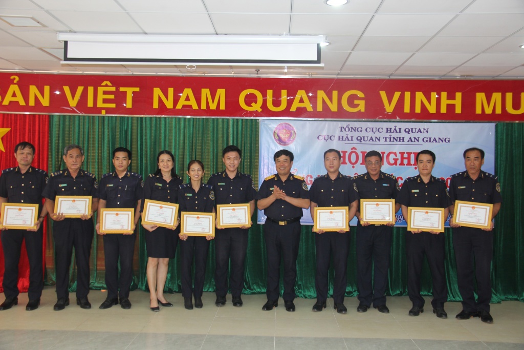 Phó Tổng cục trưởng Nguyễn Văn Thọ trao khen thưởng cho các cá nhân hoàn thành tốt nhiệm vụ năm 2023. Ảnh: HQ.
