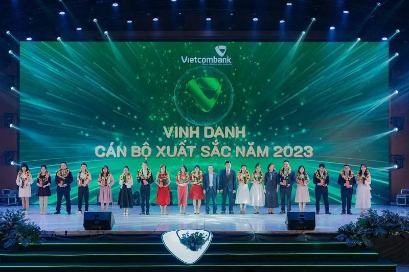 Ban l&atilde;nh đạo Vietcombank trao kỷ niệm chương vinh danh 17 c&aacute;n bộ xuất sắc ti&ecirc;u biểu của c&aacute;c đơn vị