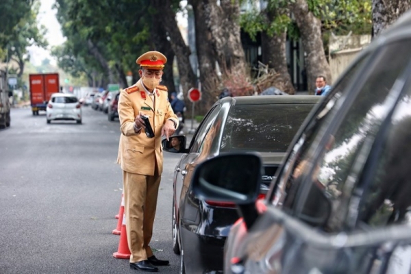 Cảnh sát giao thông Công an TP. Hà Nội kiểm tra nồng độ cồn người điều khiển phương tiện giao thông.