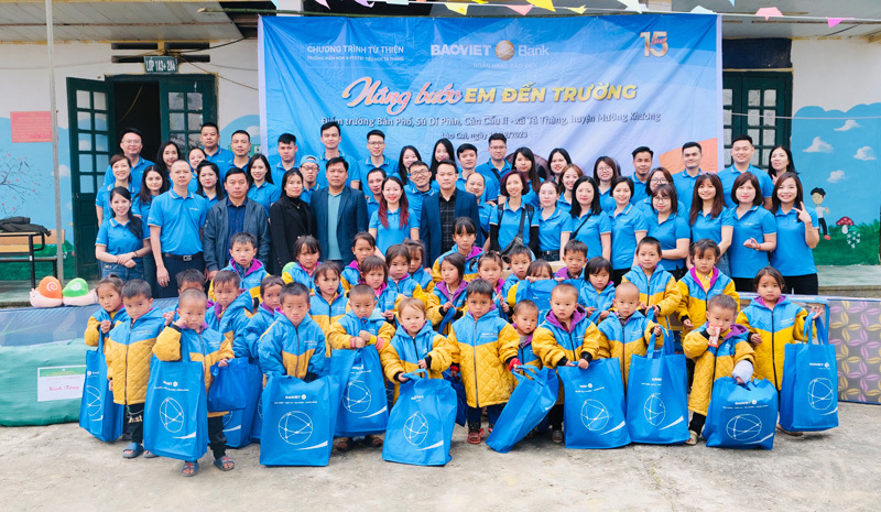 H&agrave;ng năm, BAOVIET Bank đều đặn tổ chức c&aacute;c chương tr&igrave;nh thiện nguyện, tặng qu&agrave; cho bệnh nh&acirc;n, người ngh&egrave;o, đặc biệt l&agrave; c&aacute;c em học sinh mầm non, tiểu học miền n&uacute;i xa x&ocirc;i.