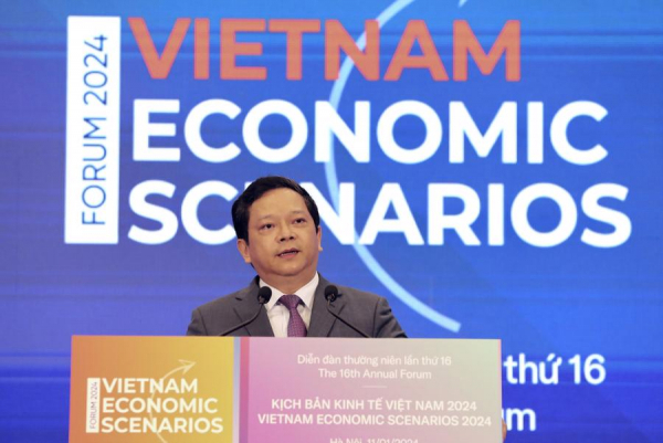 &Ocirc;ng Nguyễn Đức Hiển - Ph&oacute; trưởng Ban Kinh tế Trung ương, ph&aacute;t biểu tại Diễn đ&agrave;n Kinh tế Việt Nam năm 2024.