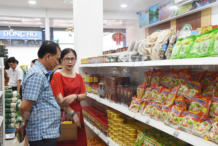 Tại các siêu thị, cửa hàng tiện ích đã chuẩn bị hàng hóa dồi dào phục vụ thị trường Tết. Ảnh: Cẩm Trúc