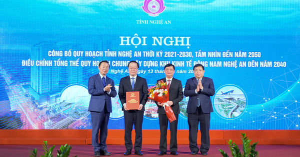 Phó Thủ tướng Chính phủ Trần Hồng Hà trao Quyết định phê duyệt Quy hoạch tỉnh Nghệ An thời kỳ 2021-2030, tầm nhìn đến năm 2050 cho lãnh đạo tỉnh Nghệ An. Ảnh: baonghean.vn