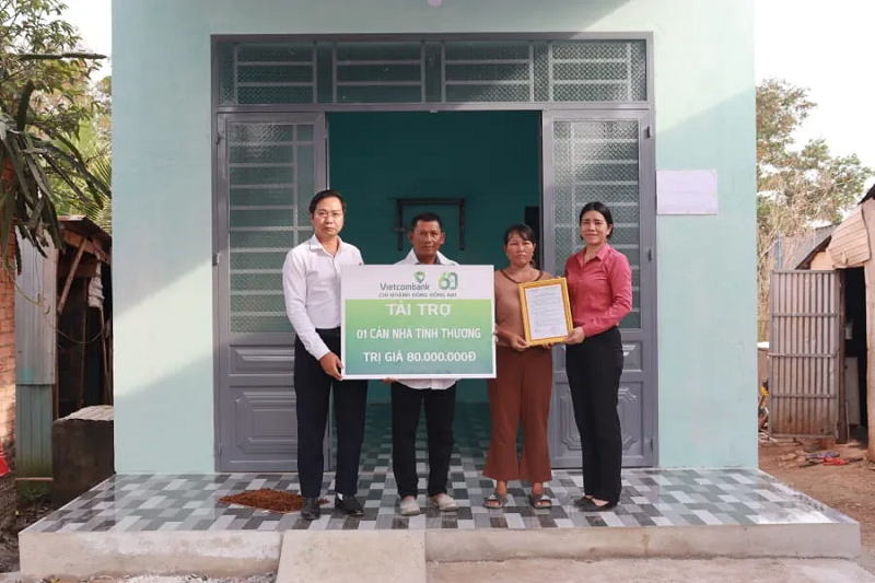 &nbsp;&Ocirc;ng V&otilde; T&aacute; Minh đại diện Vietcombank Đ&ocirc;ng Đồng Nai trao bảng tượng trưng nh&agrave; t&igrave;nh nghĩa cho 2 hộ gia đ&igrave;nh đ&igrave;nh&nbsp;b&agrave; Thị Hồng &Acirc;n v&agrave; b&agrave; Thị Lang&nbsp;tại lễ trao tặng nh&agrave; t&igrave;nh thương &nbsp;