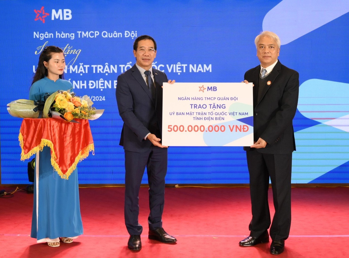 Chủ tịch HĐQT MB trao tặng 500 triệu đồng tới Ủy ban Mặt trận Tổ Quốc Việt Nam tỉnh Điện Bi&ecirc;n.&nbsp;