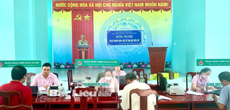 Hộ nghèo vay vốn phát triển sinh kế tại Phòng Giao dịch Ngân hàng Chính sách xã hội huyện Hòa Bình. Ảnh: K.T