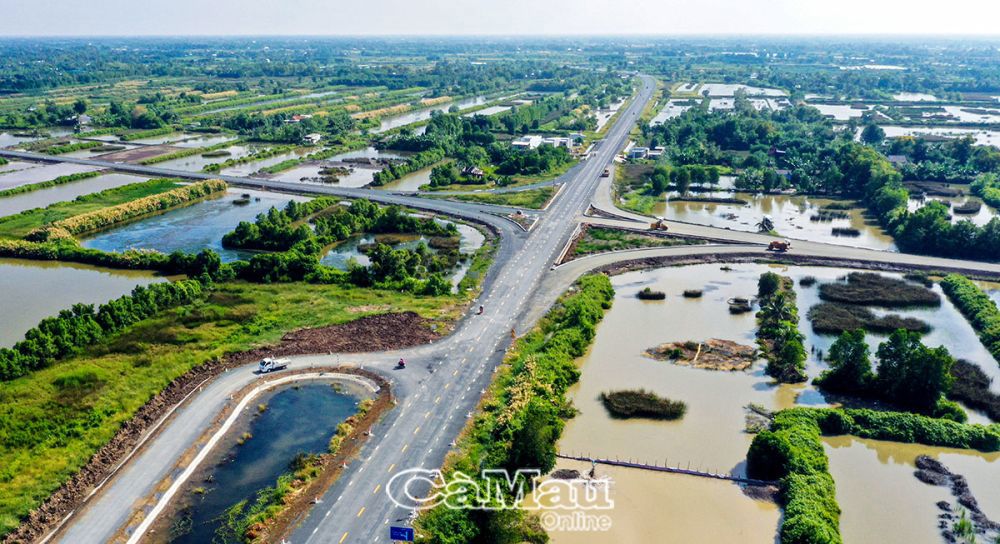 Trục đấu nối giữa tuyến tránh Quốc lộ 1 và tuyến đường Ðầm Dơi - Cà Mau tại địa bàn xã Hoà Thành, TP. Cà Mau. Ảnh: Trần Nguyên