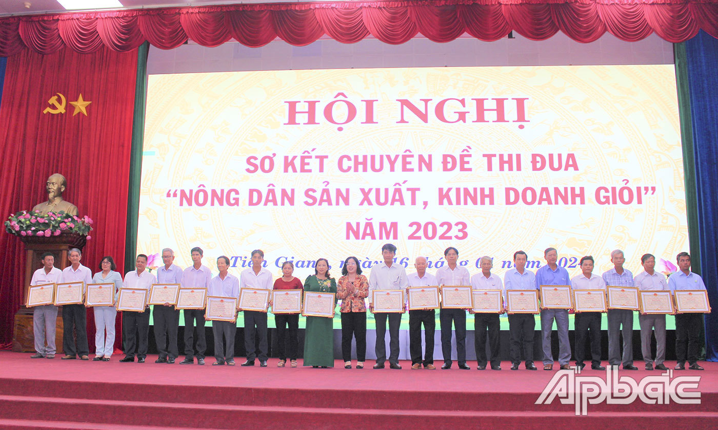 Chủ tịch Hội Nông dân tỉnh Tiền Giang Nguyễn Thị Hồng Phượng trao Bằng khen của UBND tỉnh cho các cá nhân có thành tích xuất sắc trong thực hiện Chuyên đề năm 2023. Ảnh: Lê Nguyên