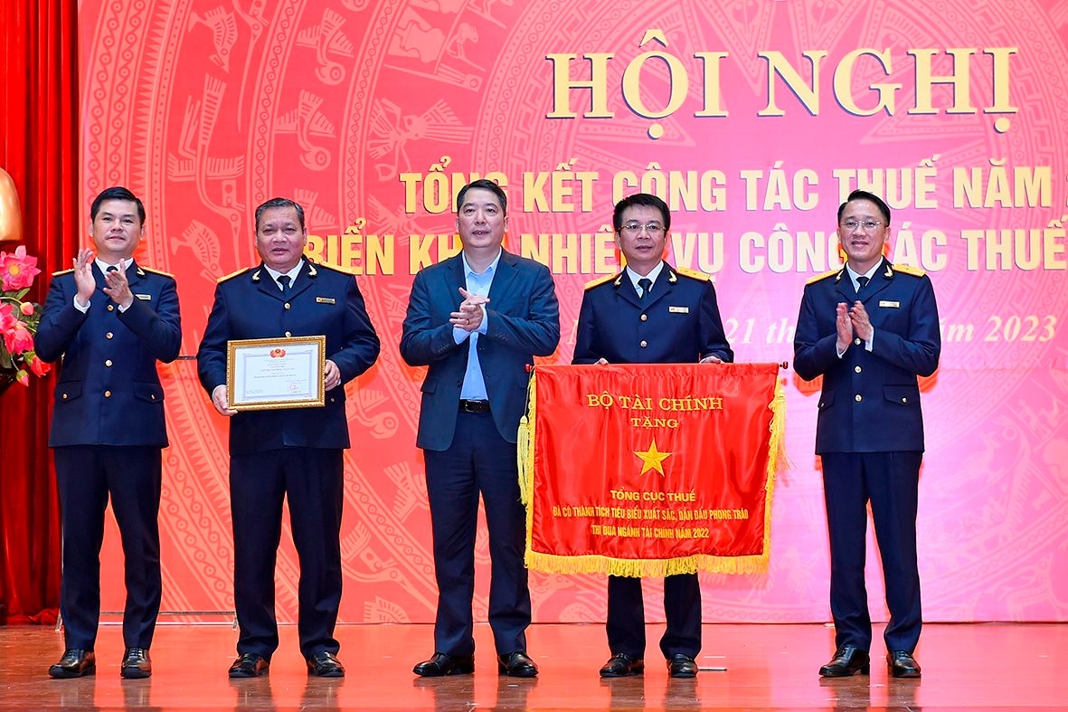 Thứ trưởng Cao Anh Tuấn trao Cờ thi đua của Bộ Tài chính cho Tổng cục Thuế.