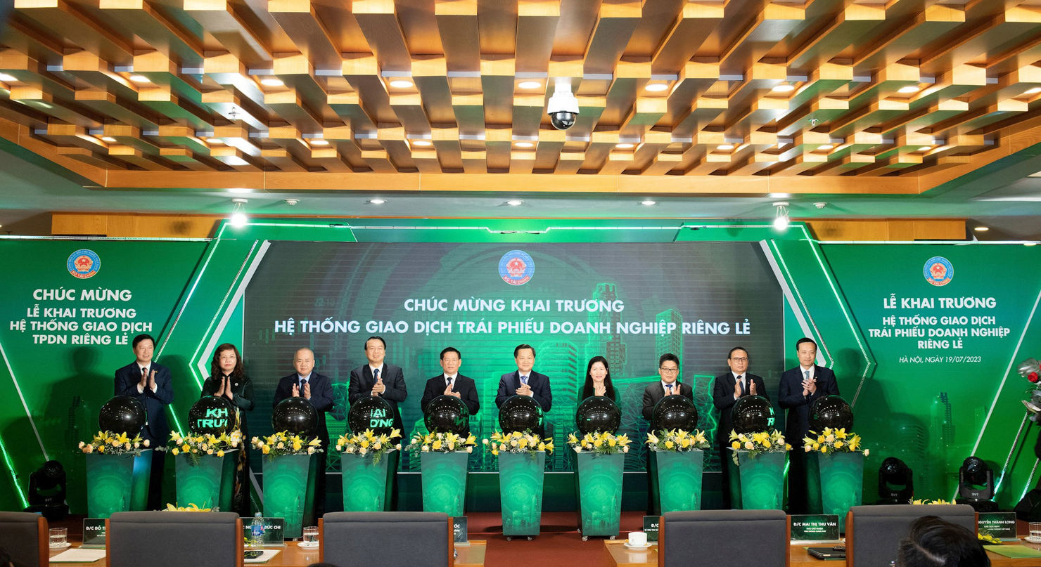 Thủ tướng Lê Minh Khái và các đại biểu bấm nút chính thức vận hành hệ thống giao dịch trái phiếu doanh nghiệp riêng lẻ.