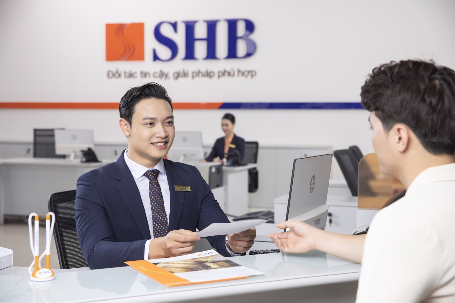 Kh&aacute;c h&agrave;ng giao dịch tại SHB. Ảnh: Bnews