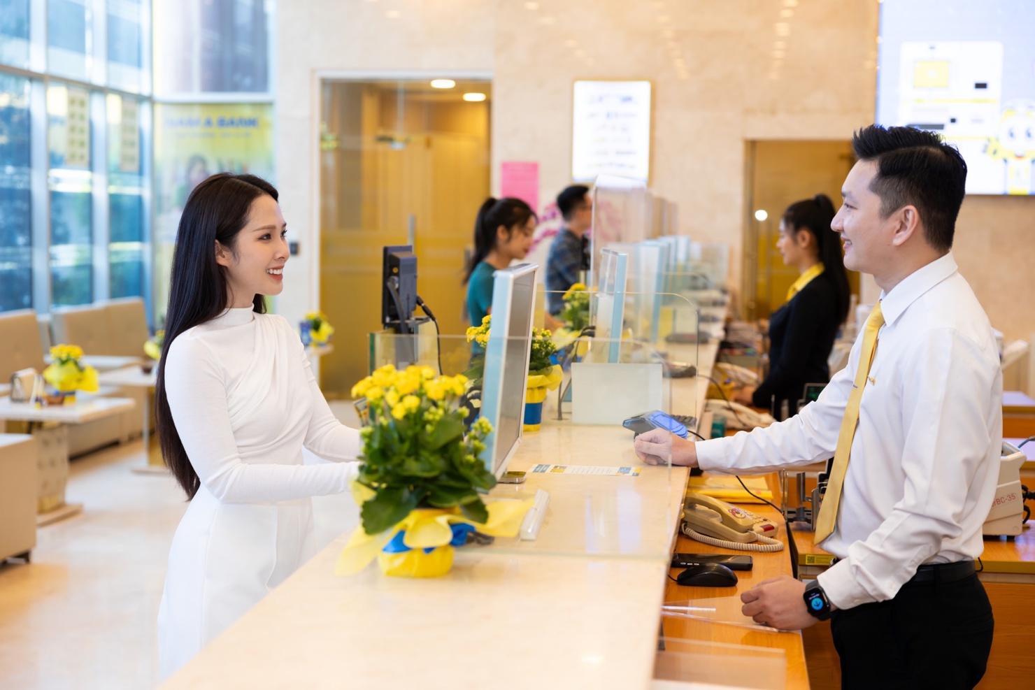 Khách hàng giao dịch tại Nam A Bank. Ảnh: Nam A Bank.