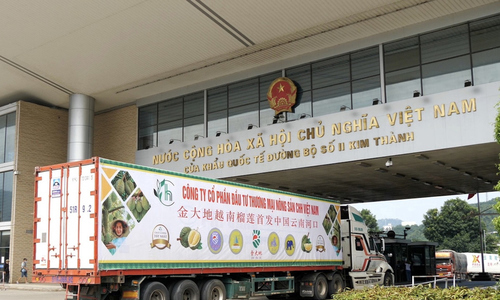 Trong những ngày gần Tết Nguyên đán 2024, hàng trăm xe chở nông sản Việt Nam đang tấp nập đổ về cửa khẩu phía Bắc.
