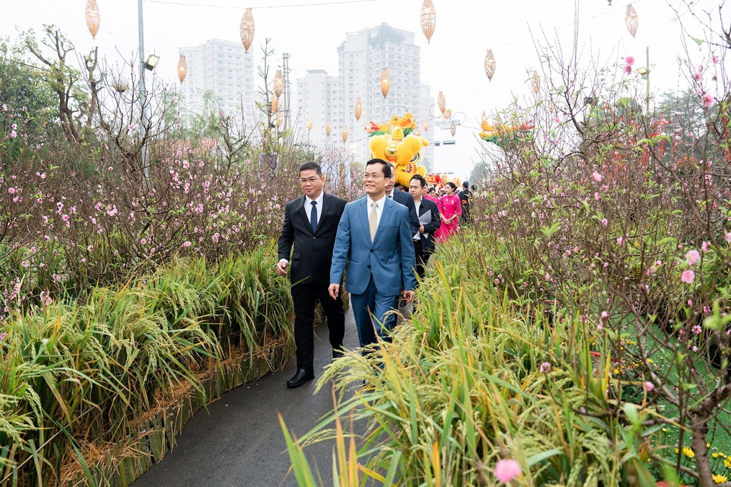 Thứ trưởng Bộ Ngoại Giao Hà Kim Ngọc cùng Đoàn đại biểu tham quan thưởng lãm đường hoa.