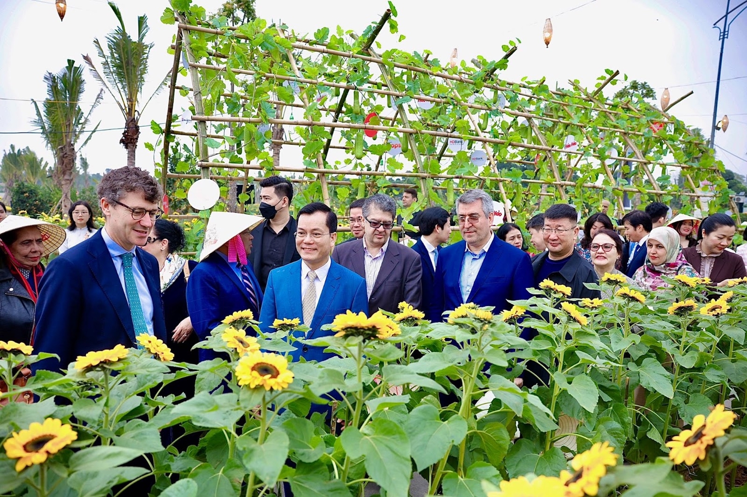 Với chủ đề “Tết triệu sắc Việt, Xuân vạn sinh sôi”, đường hoa năm nay được các đại biểu đánh giá cao