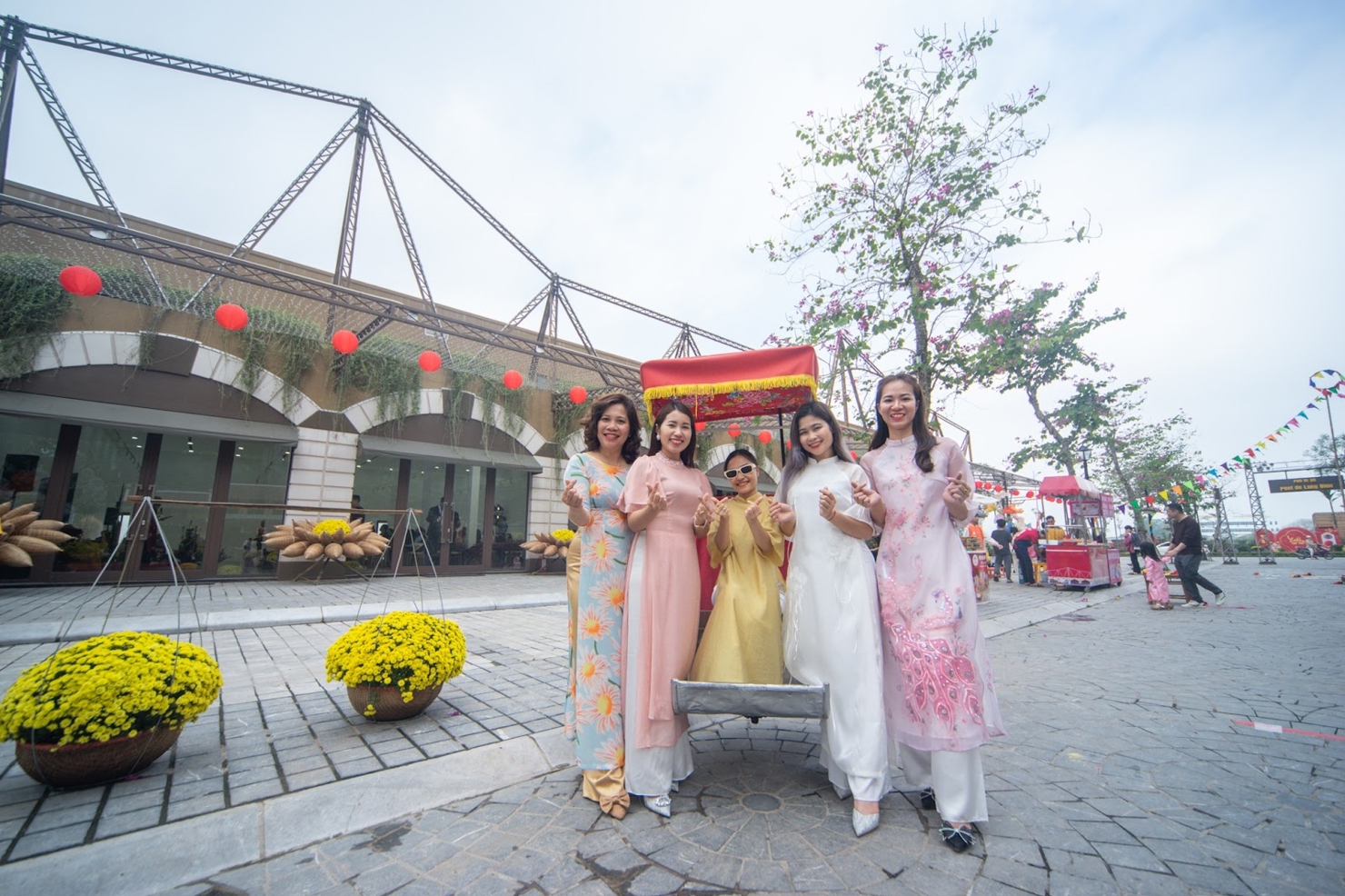 Giới trẻ Hà thành tranh thủ những ngày cận Tết nắng đẹp để cùng nhau du xuân và chụp ảnh kỷ niệm