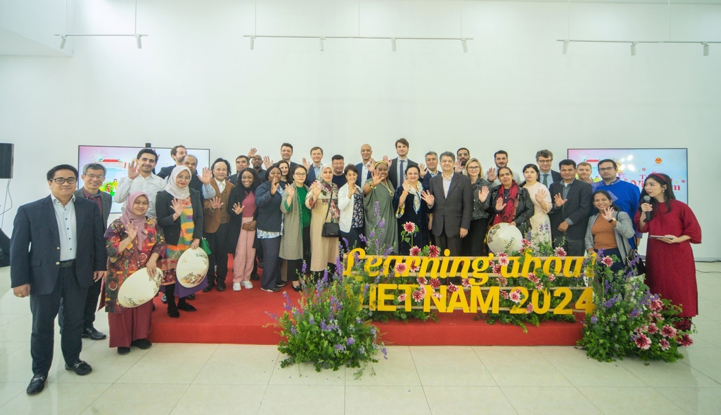 Đoàn đại biểu chương trình “Ngày tìm hiểu về Việt Nam 2024” chụp ảnh lưu niệm
