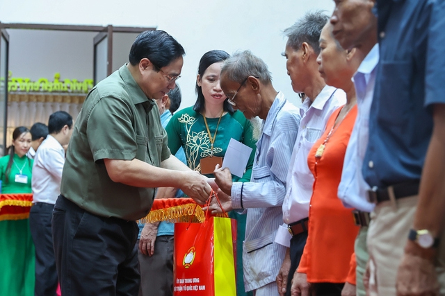 Thủ tướng khẳng định, Đảng, Nh&agrave; nước lu&ocirc;n quan t&acirc;m chăm lo để người d&acirc;n c&oacute; cuộc sống ng&agrave;y c&agrave;ng ấm no hạnh ph&uacute;c - Ảnh: VGP/Nhật Bắc