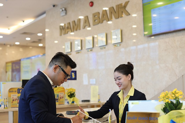 Khách hàng giao dịch tại Nam A Bank. Ảnh: Nam Á