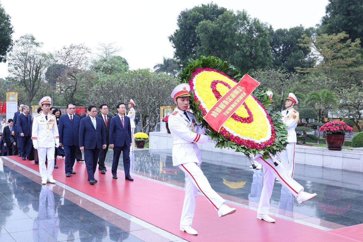 Sau khi vào Lăng viếng Chủ tịch Hồ Ch&iacute; Minh, Đoàn đại biểu đã tới đặt vòng hoa, dâng hương, tưởng niệm các anh hùng liệt sĩ tại Đài tưởng niệm các Anh hùng liệt sĩ trên đường Bắc Sơn - Ảnh: VGP/Nhật Bắc