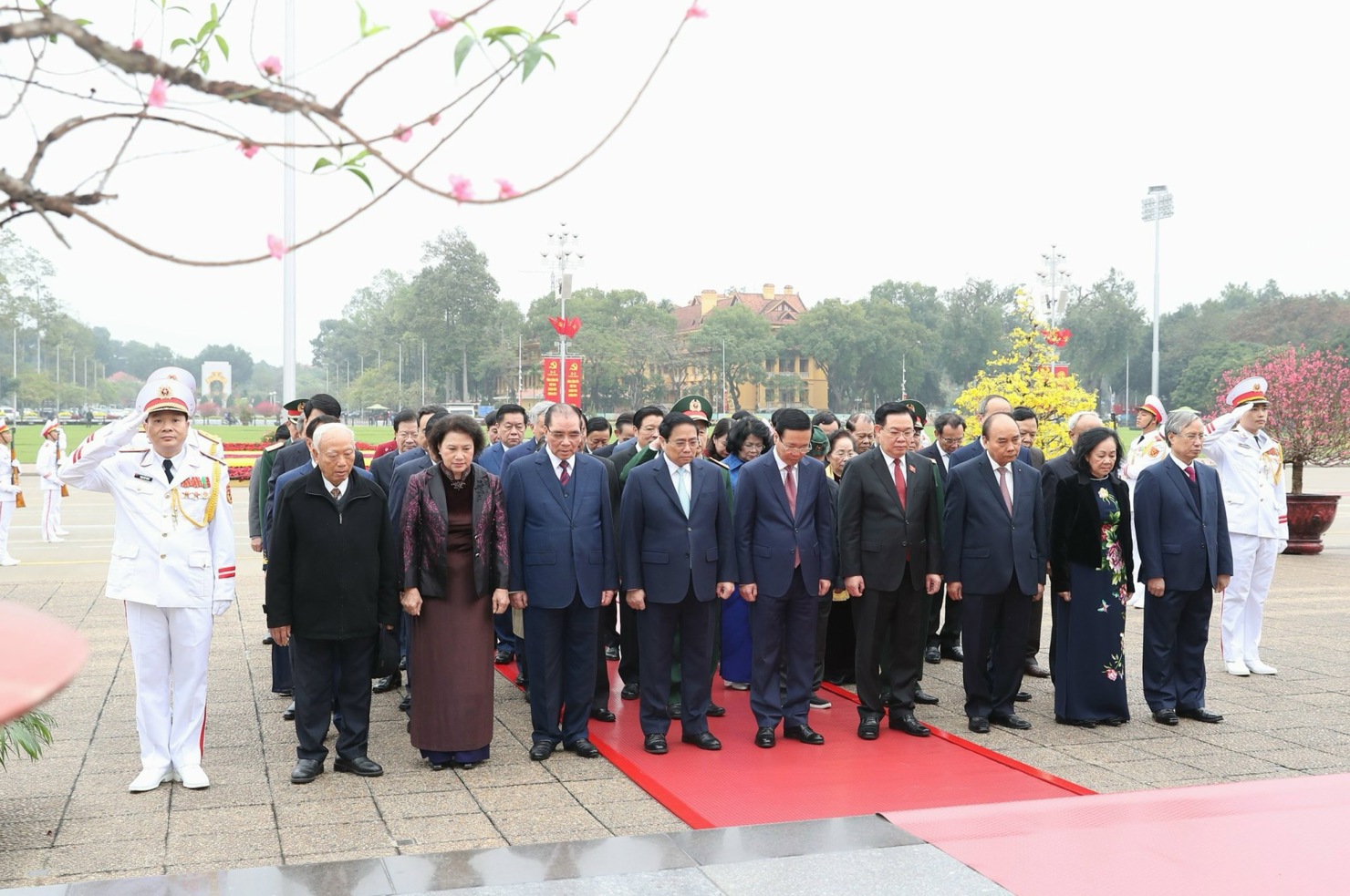 C&aacute;c đồng ch&iacute; l&atilde;nh đạo, nguy&ecirc;n l&atilde;nh đạo Đảng, Nh&agrave; nước th&agrave;nh k&iacute;nh tưởng nhớ Chủ tịch H&ocirc;̀ Chí Minh - Ảnh: VGP/Nhật Bắc