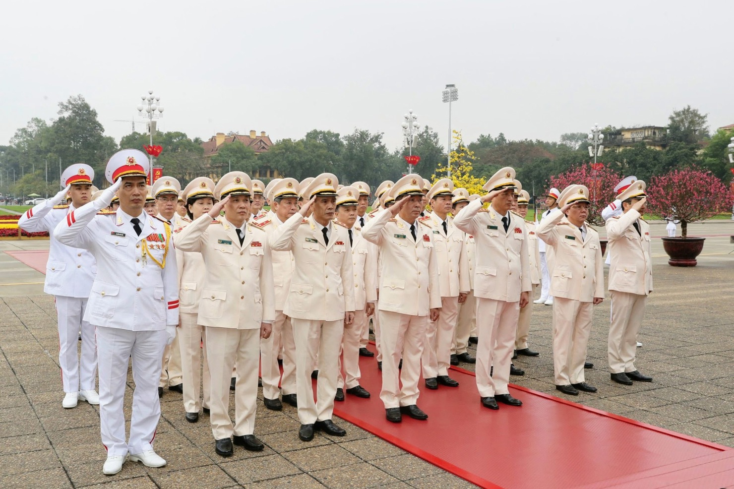 Đo&agrave;n đại biểu Đảng ủy C&ocirc;ng an Trung ương - Bộ C&ocirc;ng an tưởng niệm Chủ tịch Hồ Ch&iacute; Minh - Ảnh: VGP/Nhật Bắc