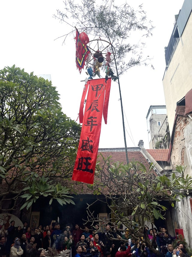 Cây nêu được dựng tại đình Kim Ngân, số 42-44 Hàng Bạc, quận Hoàn Kiếm, Hà Nội - Ảnh: VGP/Gia Huy
