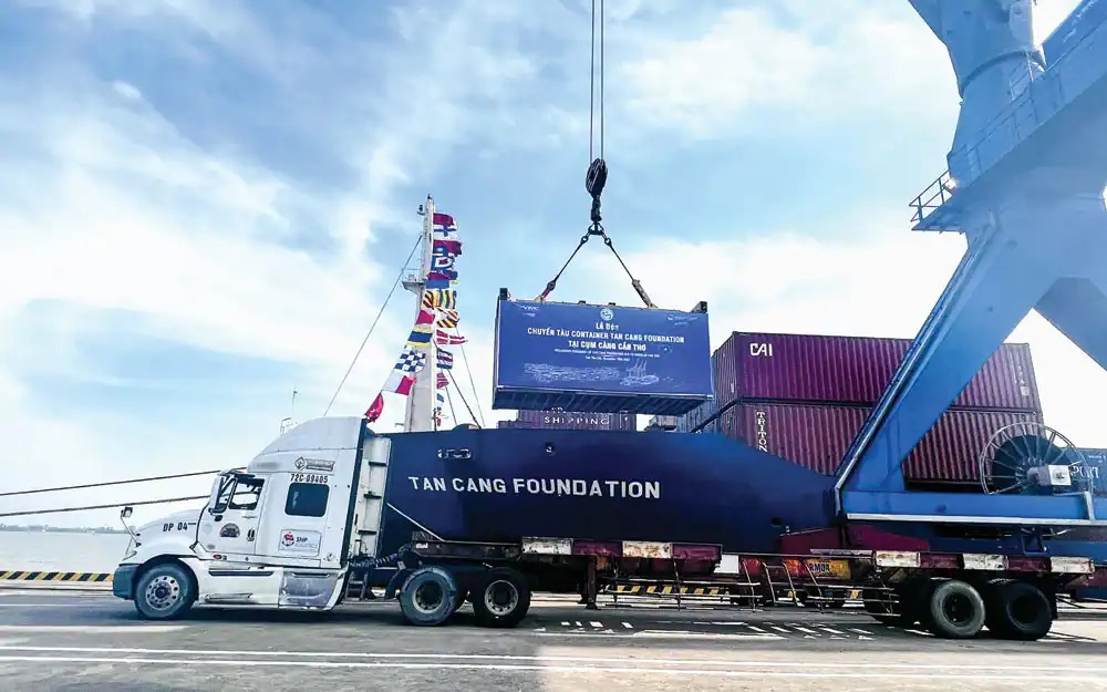 Xếp dỡ hàng hóa từ tàu vận chuyển container tại Cảng Tân Cảng Cái Cui. Ảnh: Minh Huyền