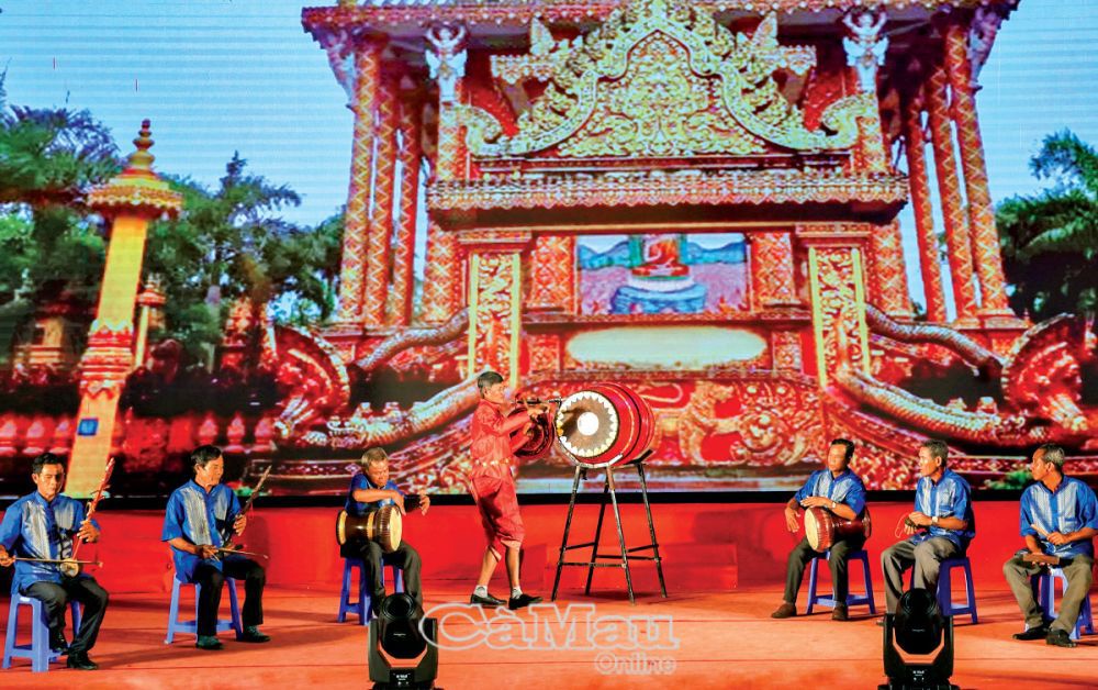 Các nghệ nhân ấp Cây Khô, xã Hồ Thị Kỷ, huyện Thới Bình, diễn tấu Nhạc Trống Lớn. Ảnh: Huỳnh Lâm