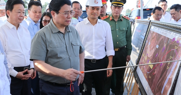 Thủ tướng Phạm Minh Chính kiểm tra tiến độ thi công tuyến đường Vành đai 3 TP. Hồ Chí Minh trên địa bàn TP. Hồ Chí Minh - Ảnh: VGP/Nhật Bắc