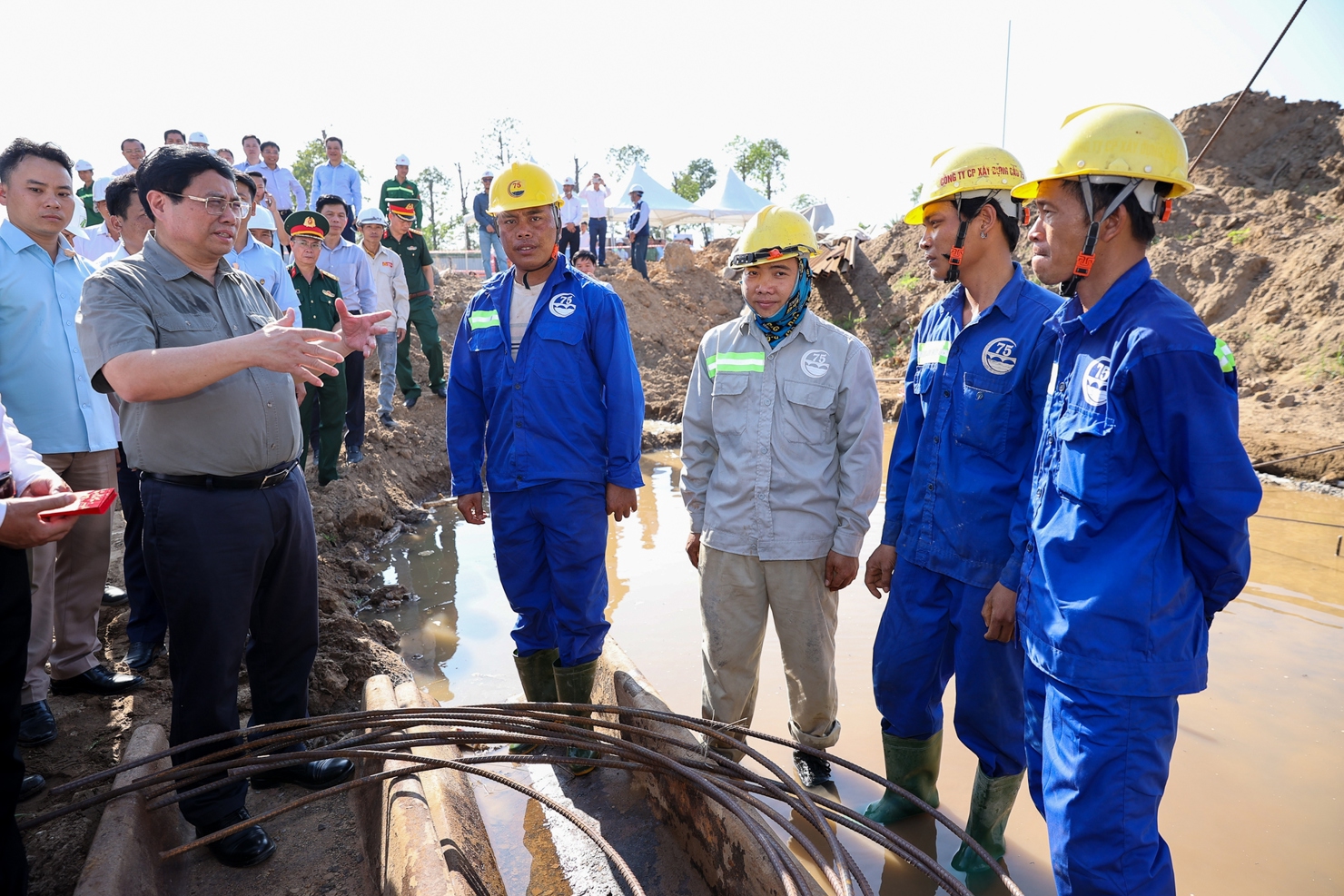 Thủ tướng thăm hỏi, động vi&ecirc;n c&ocirc;ng nh&acirc;n đang thi c&ocirc;ng Dự &aacute;n - Ảnh: VGP/Nhật Bắc &nbsp;