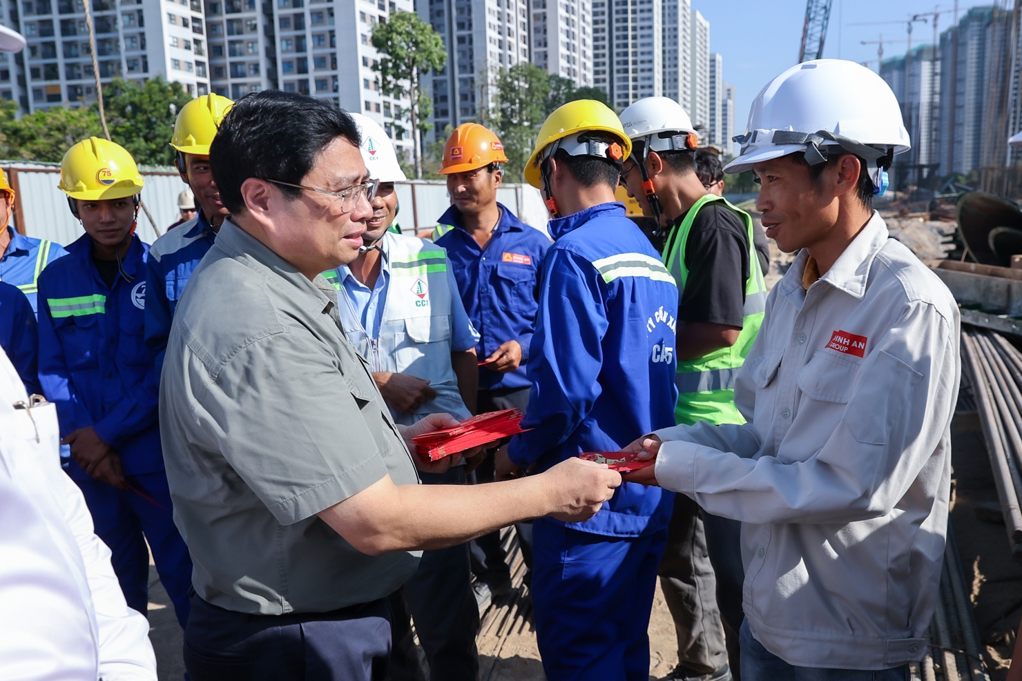 Thủ tướng ch&uacute;c Tết c&ocirc;ng nh&acirc;n đang l&agrave;m việc tại dự &aacute;n tr&ecirc;n địa b&agrave;n TP. Hồ Ch&iacute; Minh - Ảnh: VGP/Nhật Bắc &nbsp;