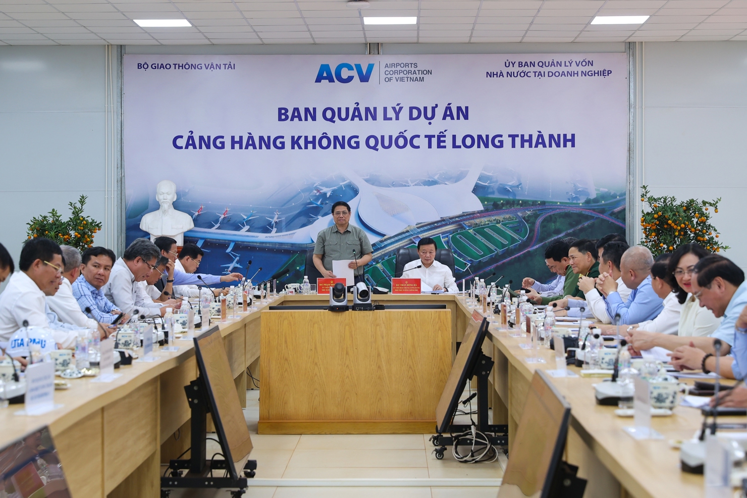 Thủ tướng chủ tr&igrave; cuộc l&agrave;m việc với c&aacute;c bộ, ng&agrave;nh, địa phương tại Dự &aacute;n - Ảnh: VGP/Nhật Bắc &nbsp;