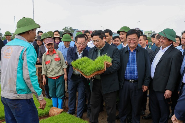 Thủ tướng Phạm Minh Ch&iacute;nh thăm khu vực sản xuất mạ khay v&agrave; c&aacute;nh đồng gieo sạ bằng m&aacute;y - Ảnh: VGP/Nhật Bắc