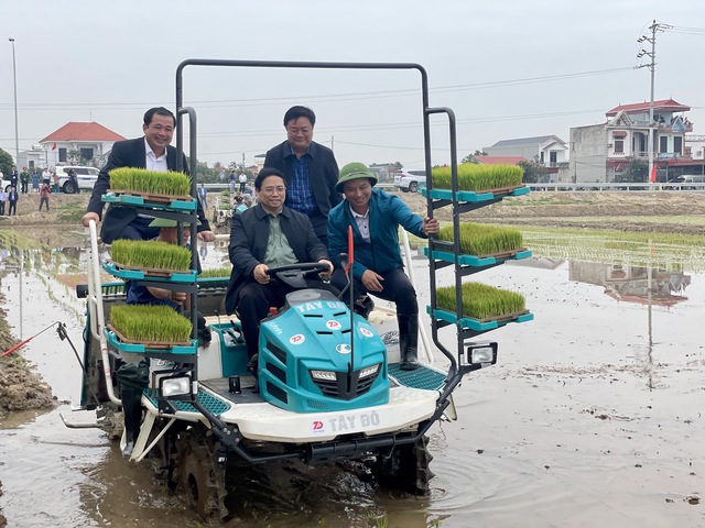 Thủ tướng Phạm Minh Ch&iacute;nh trực tiếp ngồi m&aacute;y cấy để điều khiển cấy l&uacute;a tr&ecirc;n c&aacute;nh đồng - Ảnh: VGP/Nhật Bắc