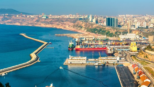 Hãng vận tải biển CMA CGM đã thông báo tất cả các hàng hóa gửi đến cảng Oran, Mostaganem và Ghazaouet (Algeria) sẽ được trung chuyển qua cảng Algésiras hoặc Valencia của Tây Ban Nha thay vì cảng Tanger của Ma-rốc. (Trong ảnh: Cảng Oran, Algeria. Nguồn: ferryhopper.com)