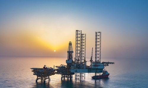 Sau một thời gian khá dài gần như lặng sóng, cổ phiếu ngành dầu khí bất ngờ “nóng” trở lại. 